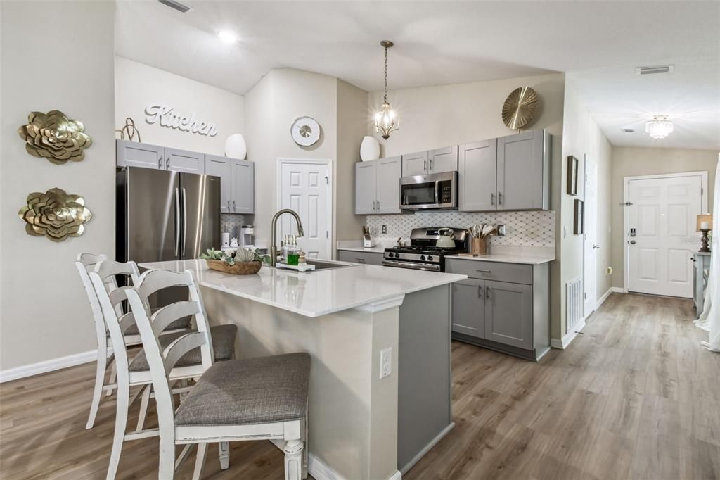 合同活跃: $350,000 (3 贝兹, 2 浴室, 1615 平方英尺)