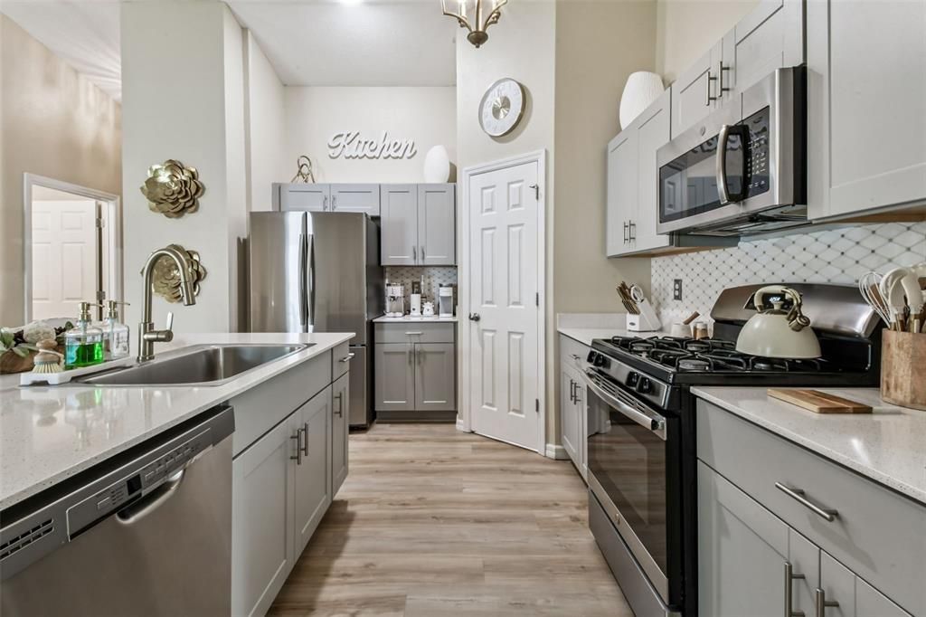 合同活跃: $350,000 (3 贝兹, 2 浴室, 1615 平方英尺)