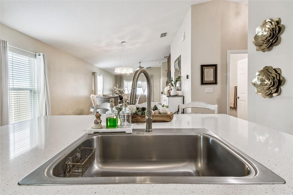 合同活跃: $350,000 (3 贝兹, 2 浴室, 1615 平方英尺)