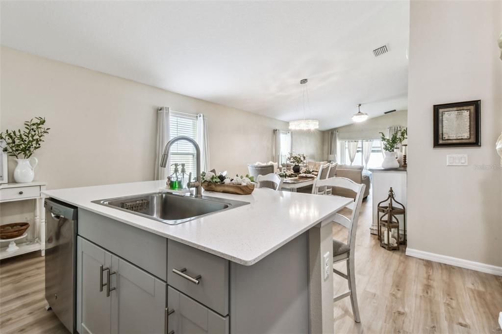 合同活跃: $350,000 (3 贝兹, 2 浴室, 1615 平方英尺)