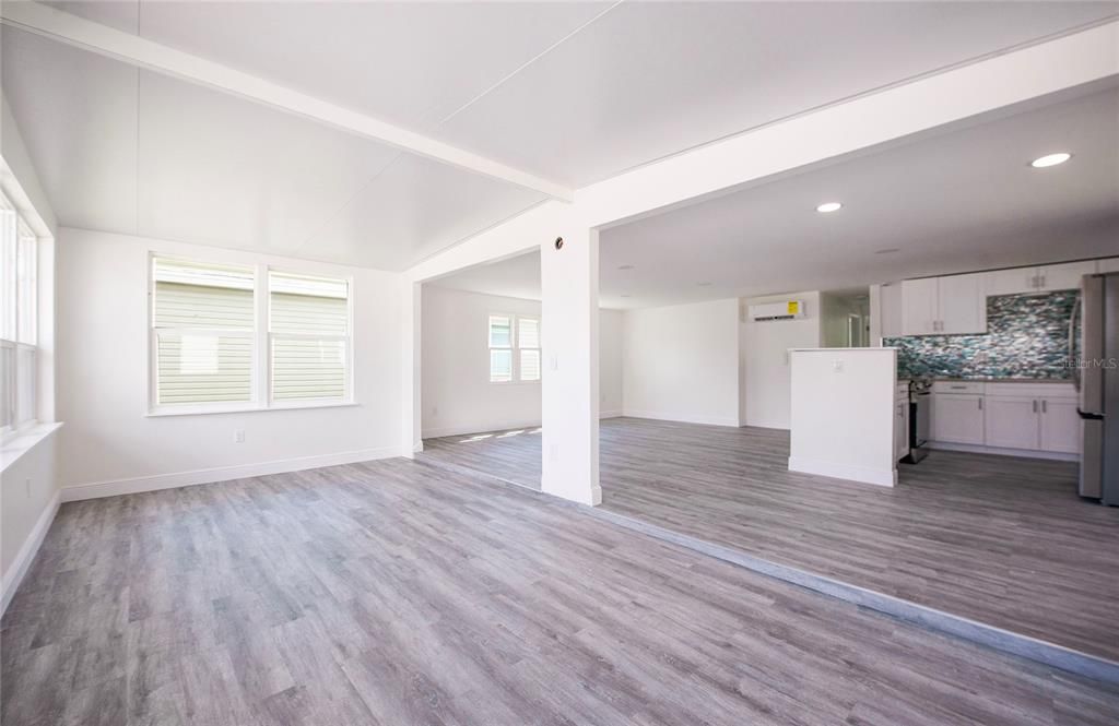 合同活跃: $189,900 (2 贝兹, 2 浴室, 912 平方英尺)