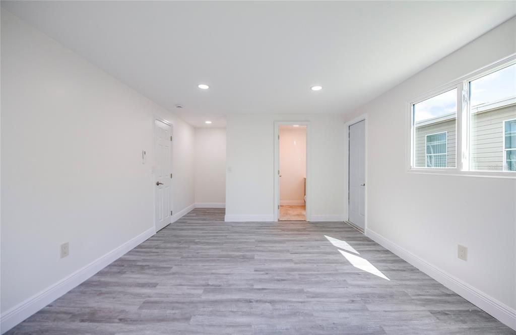 合同活跃: $189,900 (2 贝兹, 2 浴室, 912 平方英尺)