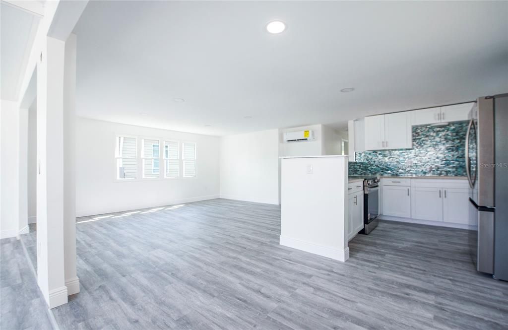 合同活跃: $189,900 (2 贝兹, 2 浴室, 912 平方英尺)