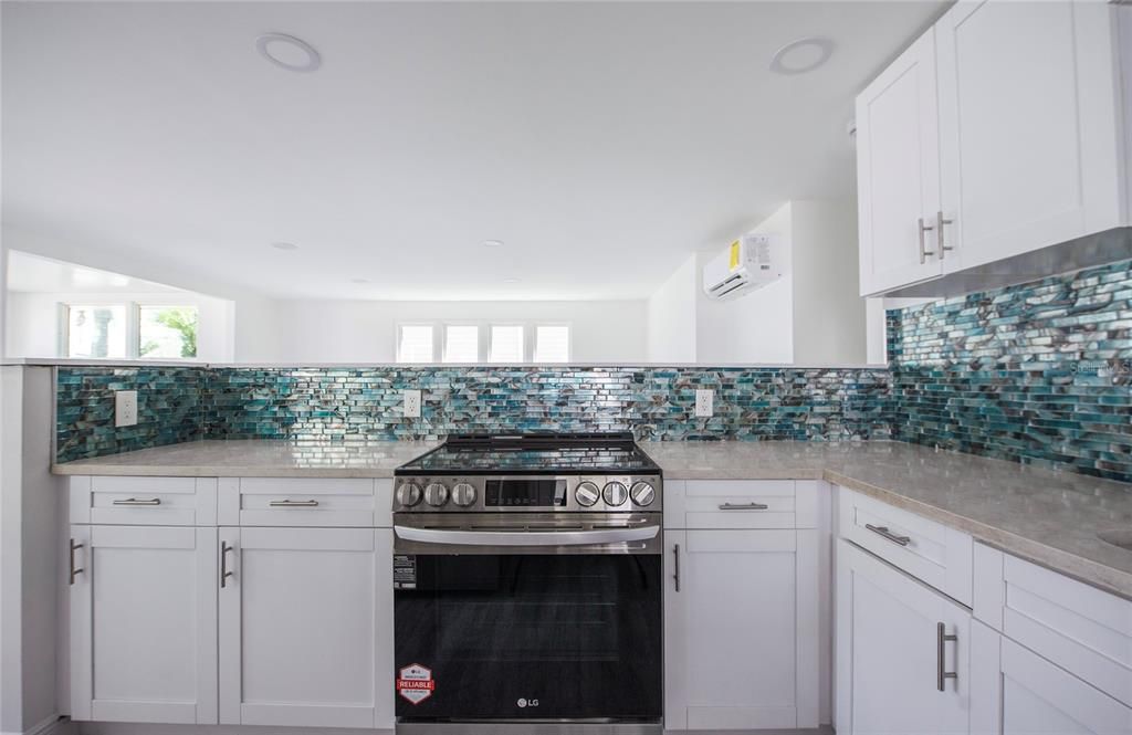 合同活跃: $189,900 (2 贝兹, 2 浴室, 912 平方英尺)