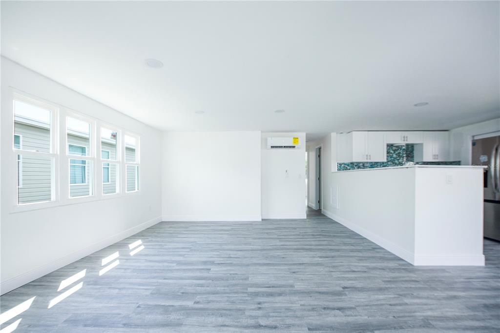 合同活跃: $189,900 (2 贝兹, 2 浴室, 912 平方英尺)