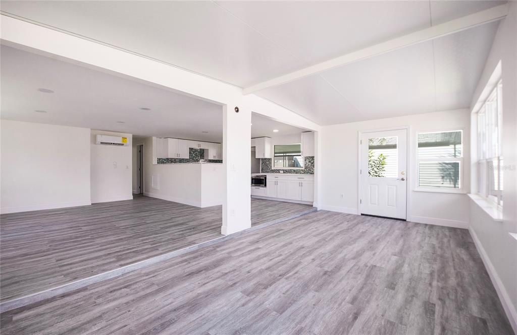 合同活跃: $189,900 (2 贝兹, 2 浴室, 912 平方英尺)