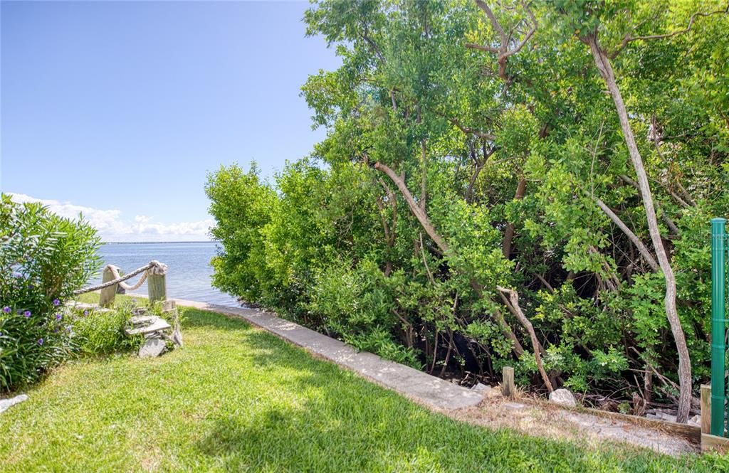 合同活跃: $189,900 (2 贝兹, 2 浴室, 912 平方英尺)