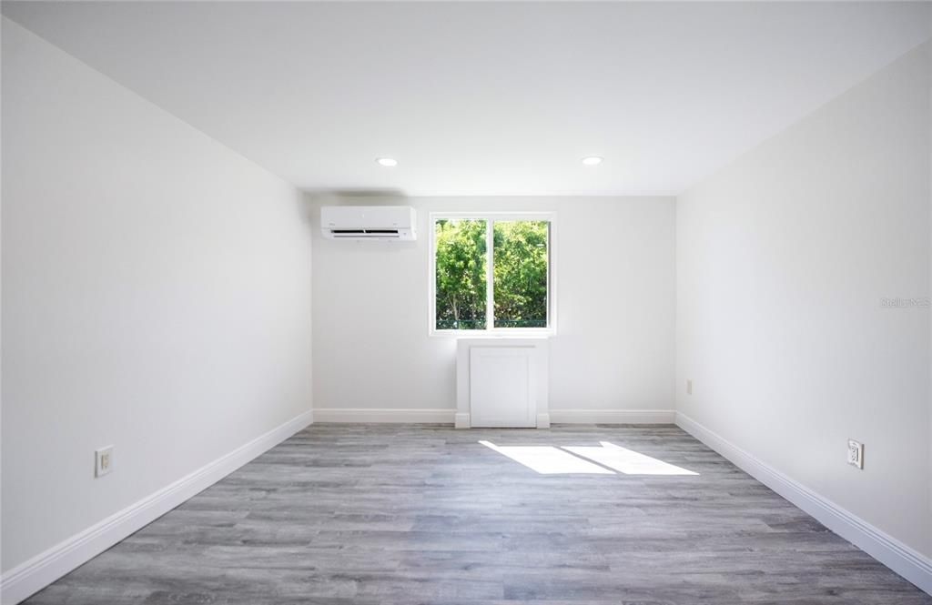 合同活跃: $189,900 (2 贝兹, 2 浴室, 912 平方英尺)