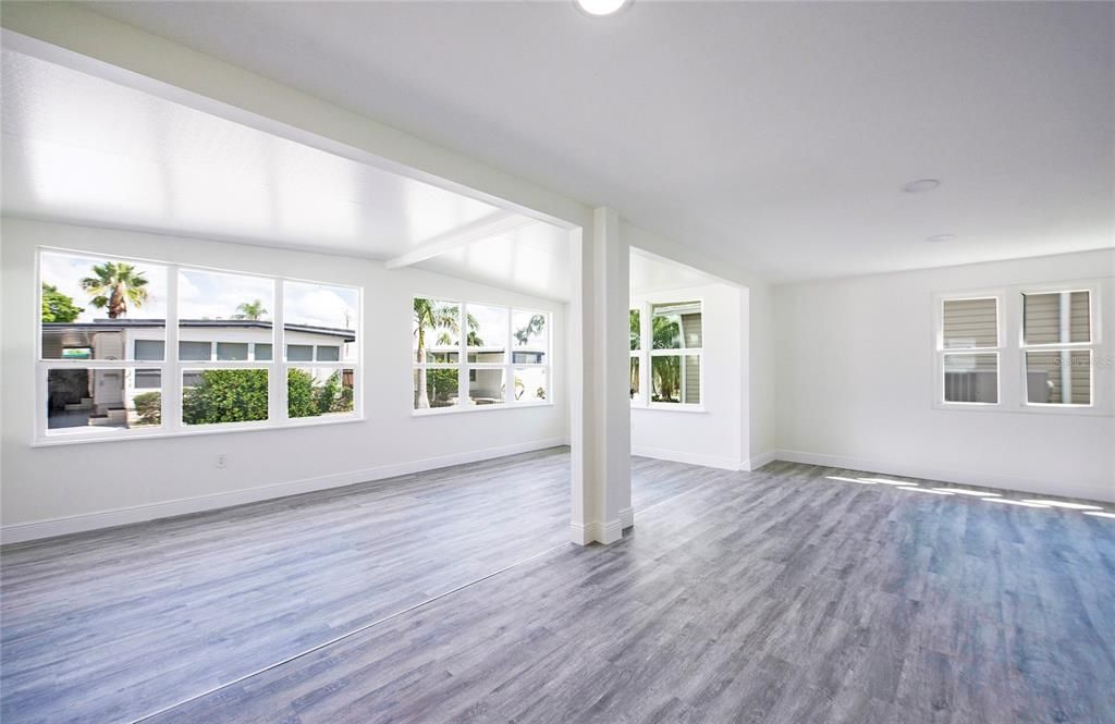 合同活跃: $189,900 (2 贝兹, 2 浴室, 912 平方英尺)