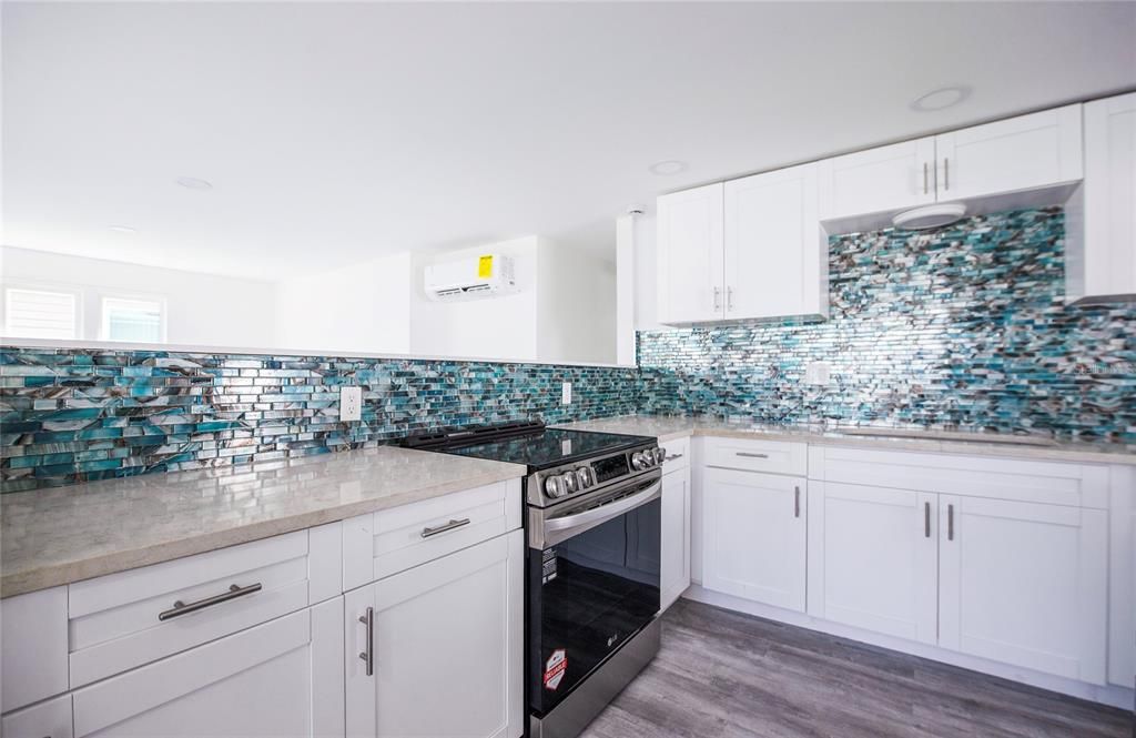 合同活跃: $189,900 (2 贝兹, 2 浴室, 912 平方英尺)