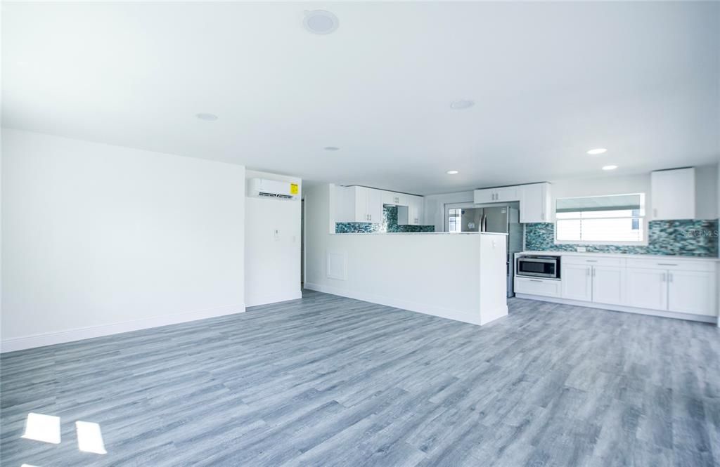 合同活跃: $189,900 (2 贝兹, 2 浴室, 912 平方英尺)