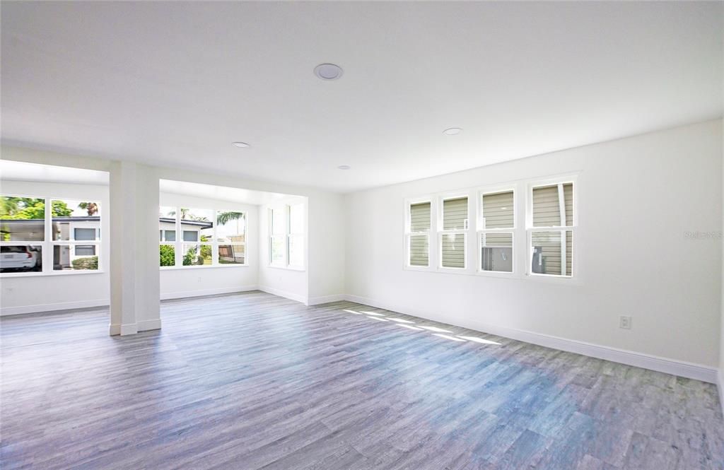 合同活跃: $189,900 (2 贝兹, 2 浴室, 912 平方英尺)