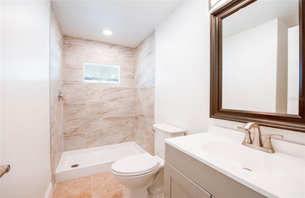 合同活跃: $189,900 (2 贝兹, 2 浴室, 912 平方英尺)