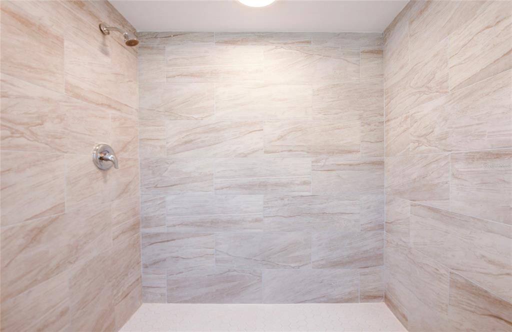 合同活跃: $189,900 (2 贝兹, 2 浴室, 912 平方英尺)