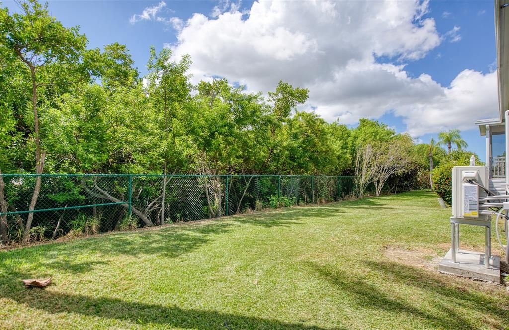 合同活跃: $189,900 (2 贝兹, 2 浴室, 912 平方英尺)