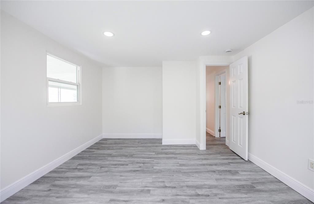 合同活跃: $189,900 (2 贝兹, 2 浴室, 912 平方英尺)