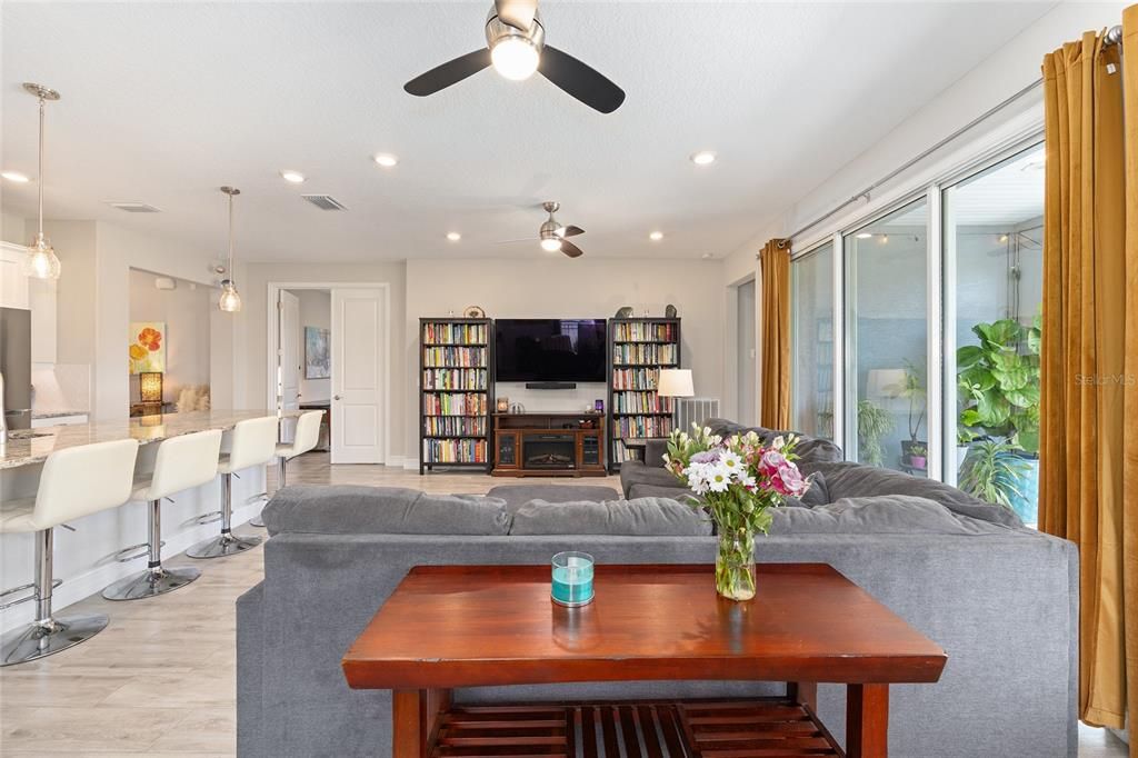 Activo con contrato: $4,700 (3 camas, 3 baños, 1943 Pies cuadrados)