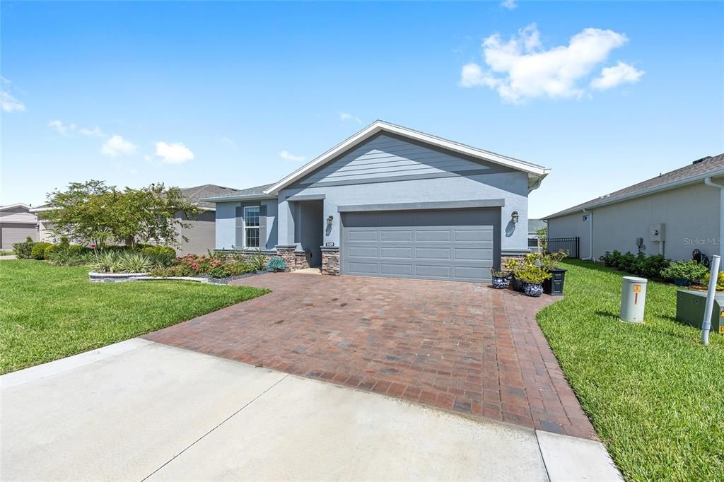 Activo con contrato: $4,700 (3 camas, 3 baños, 1943 Pies cuadrados)