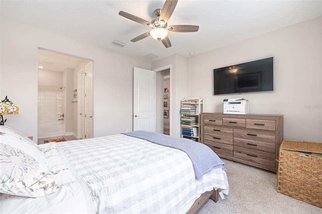 Activo con contrato: $4,700 (3 camas, 3 baños, 1943 Pies cuadrados)