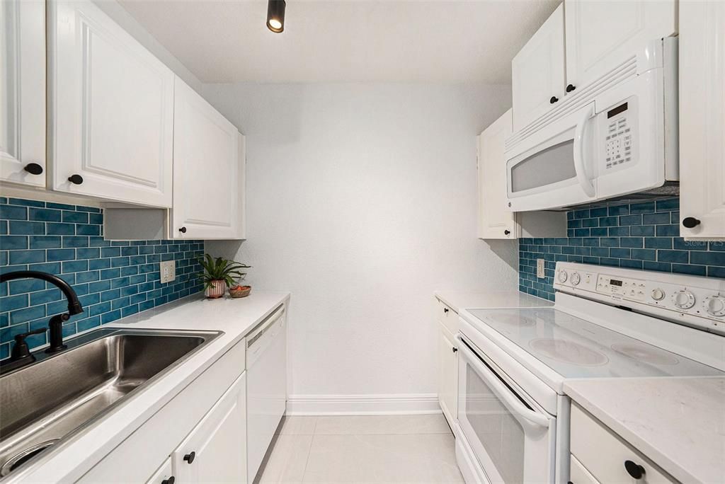 For Sale: $155,000 (1 beds, 1 baths, 644 Square Feet)