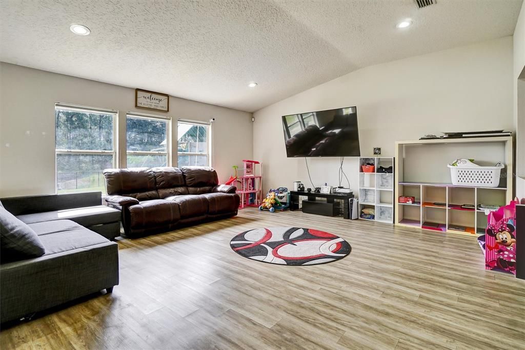 Active With Contract: $285,000 (3 beds, 2 baths, 1708 Square Feet)