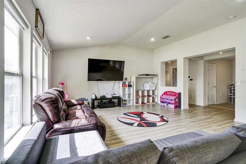 Active With Contract: $285,000 (3 beds, 2 baths, 1708 Square Feet)