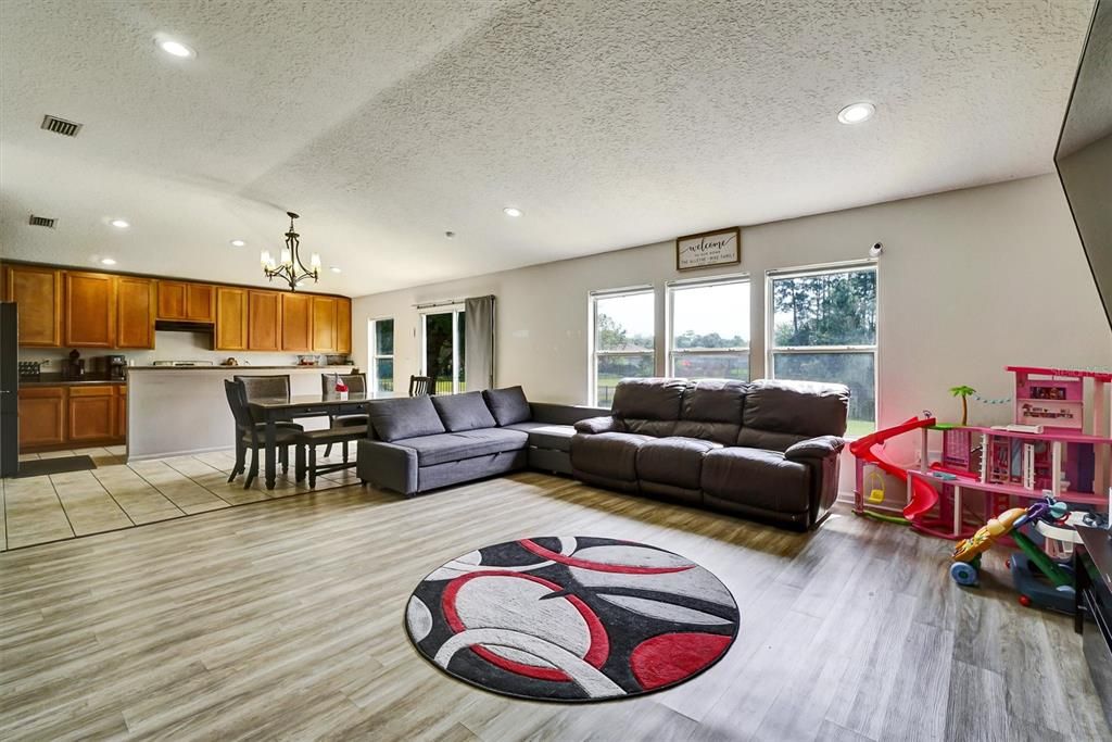 Active With Contract: $285,000 (3 beds, 2 baths, 1708 Square Feet)