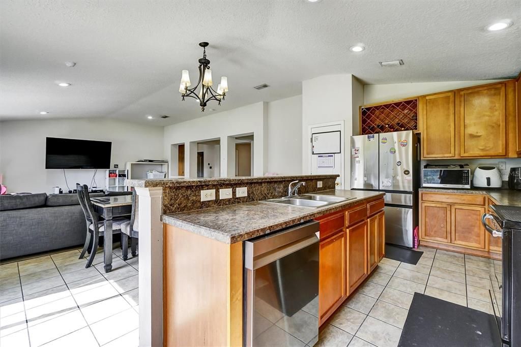 Active With Contract: $285,000 (3 beds, 2 baths, 1708 Square Feet)