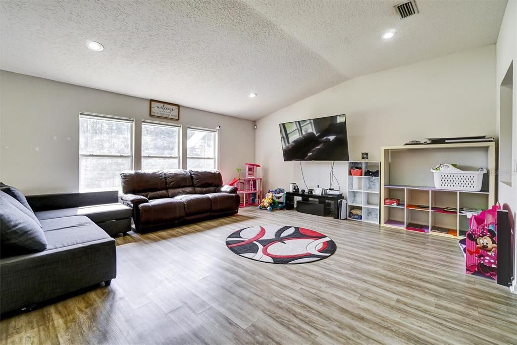 Active With Contract: $285,000 (3 beds, 2 baths, 1708 Square Feet)