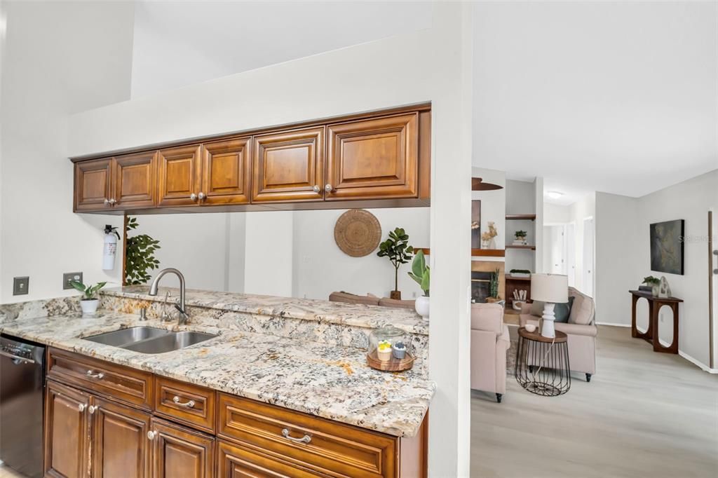 合同活跃: $600,000 (3 贝兹, 2 浴室, 2039 平方英尺)