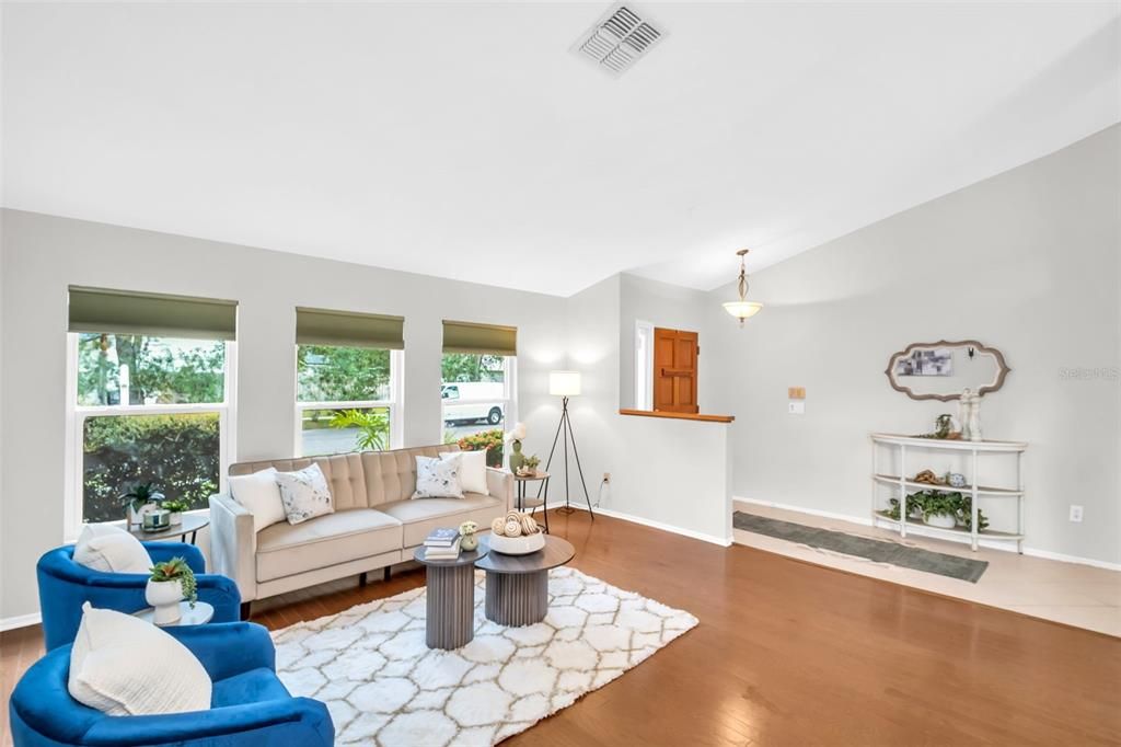 合同活跃: $600,000 (3 贝兹, 2 浴室, 2039 平方英尺)