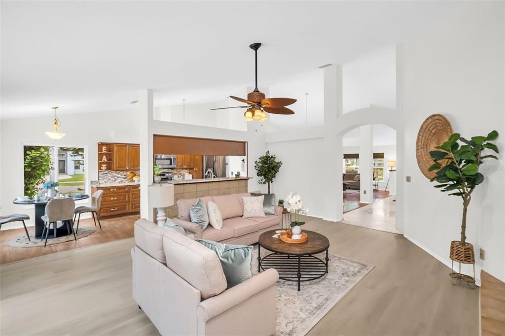 合同活跃: $600,000 (3 贝兹, 2 浴室, 2039 平方英尺)