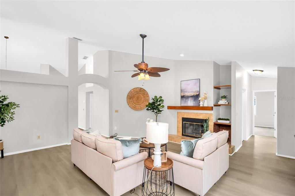 合同活跃: $600,000 (3 贝兹, 2 浴室, 2039 平方英尺)