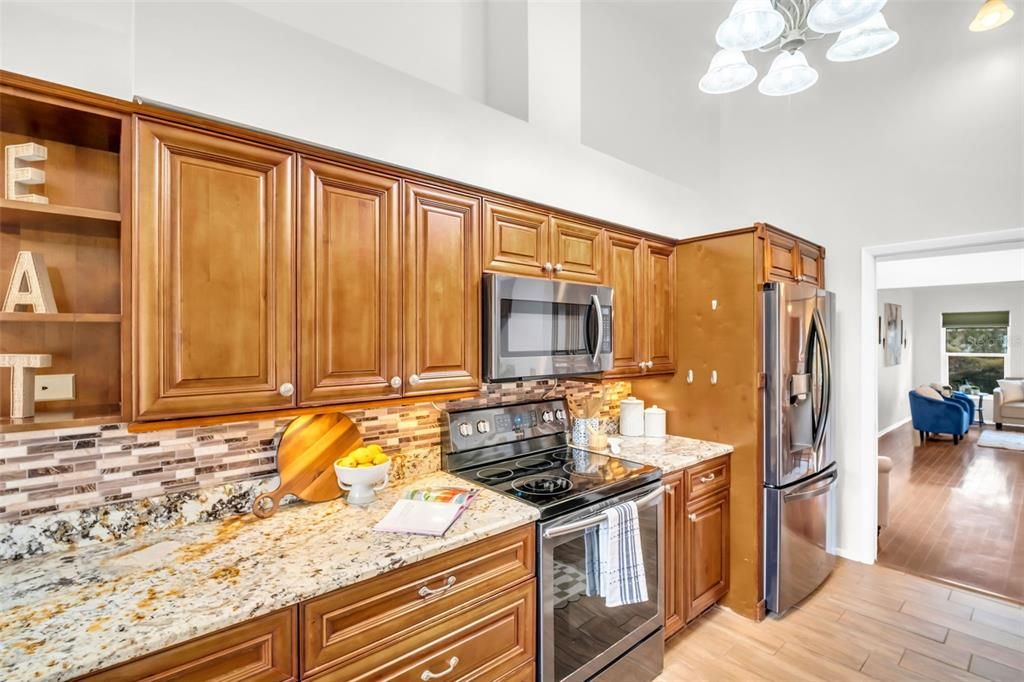 合同活跃: $600,000 (3 贝兹, 2 浴室, 2039 平方英尺)