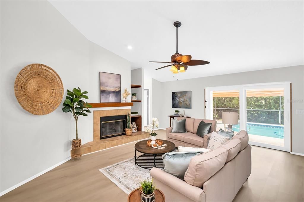 合同活跃: $600,000 (3 贝兹, 2 浴室, 2039 平方英尺)