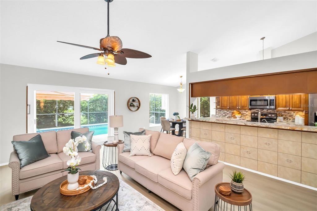 合同活跃: $600,000 (3 贝兹, 2 浴室, 2039 平方英尺)