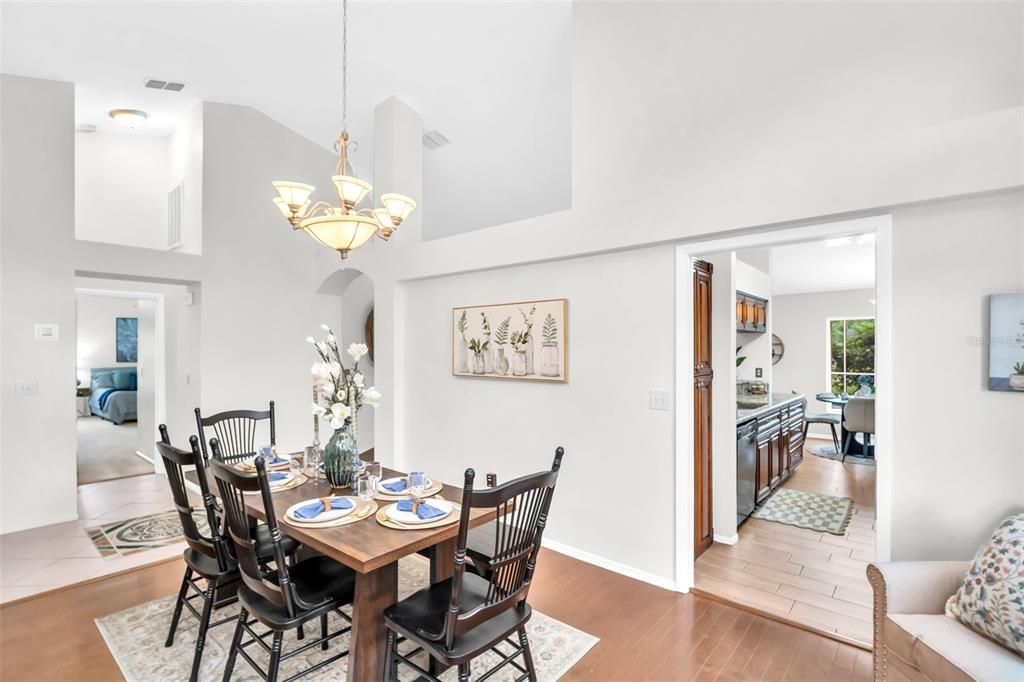 合同活跃: $600,000 (3 贝兹, 2 浴室, 2039 平方英尺)