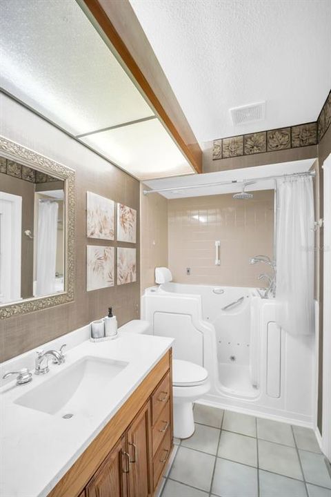 合同活跃: $600,000 (3 贝兹, 2 浴室, 2039 平方英尺)