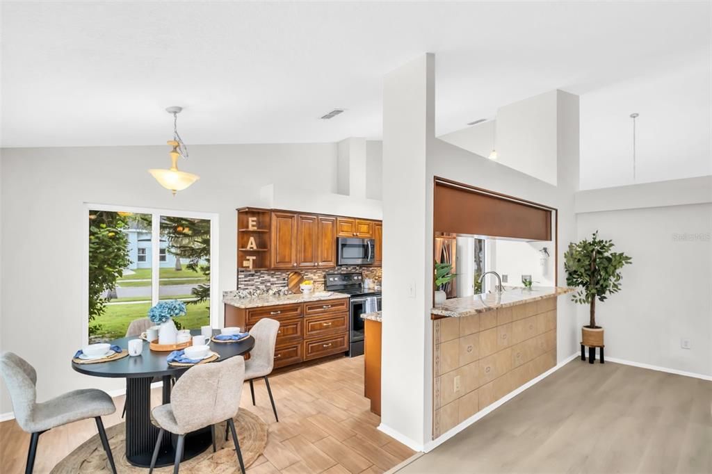 合同活跃: $600,000 (3 贝兹, 2 浴室, 2039 平方英尺)