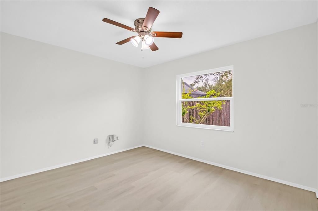 合同活跃: $600,000 (3 贝兹, 2 浴室, 2039 平方英尺)