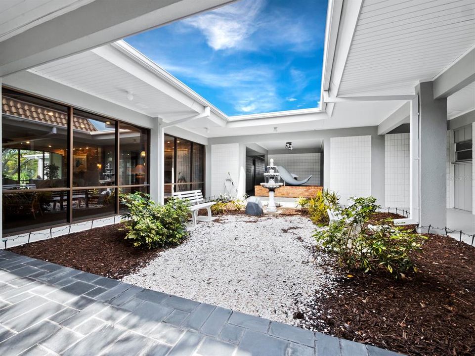 Active With Contract: $365,000 (1 beds, 1 baths, 837 Square Feet)