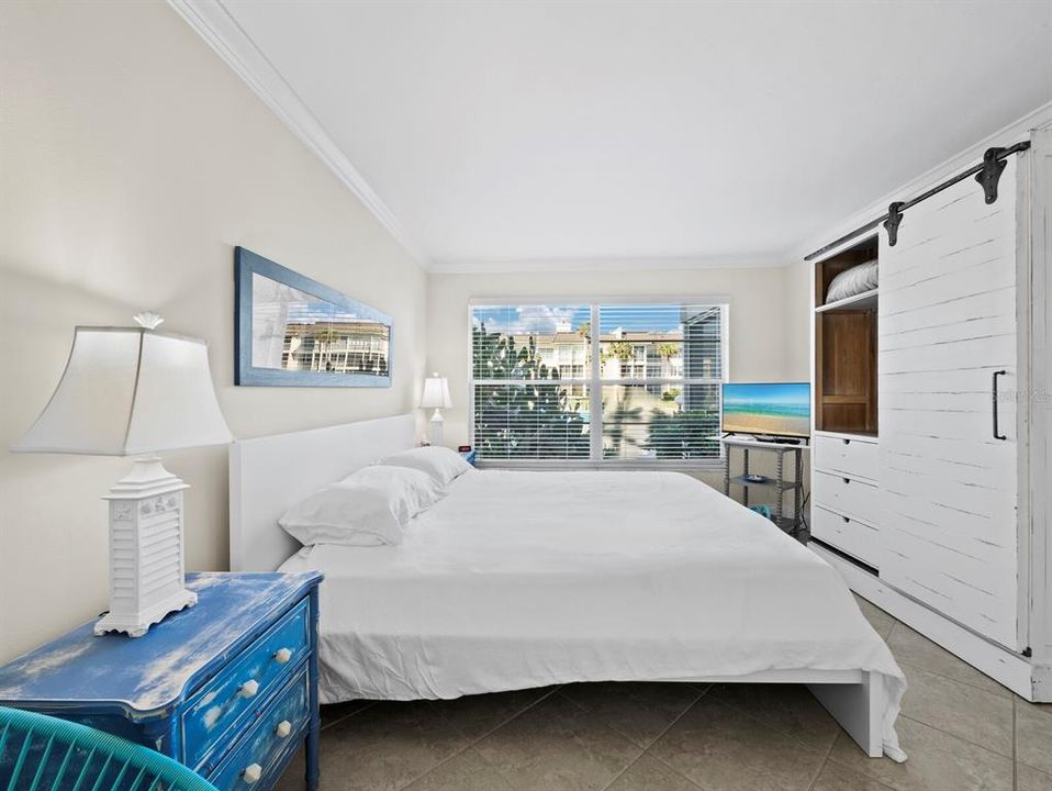 Active With Contract: $365,000 (1 beds, 1 baths, 837 Square Feet)