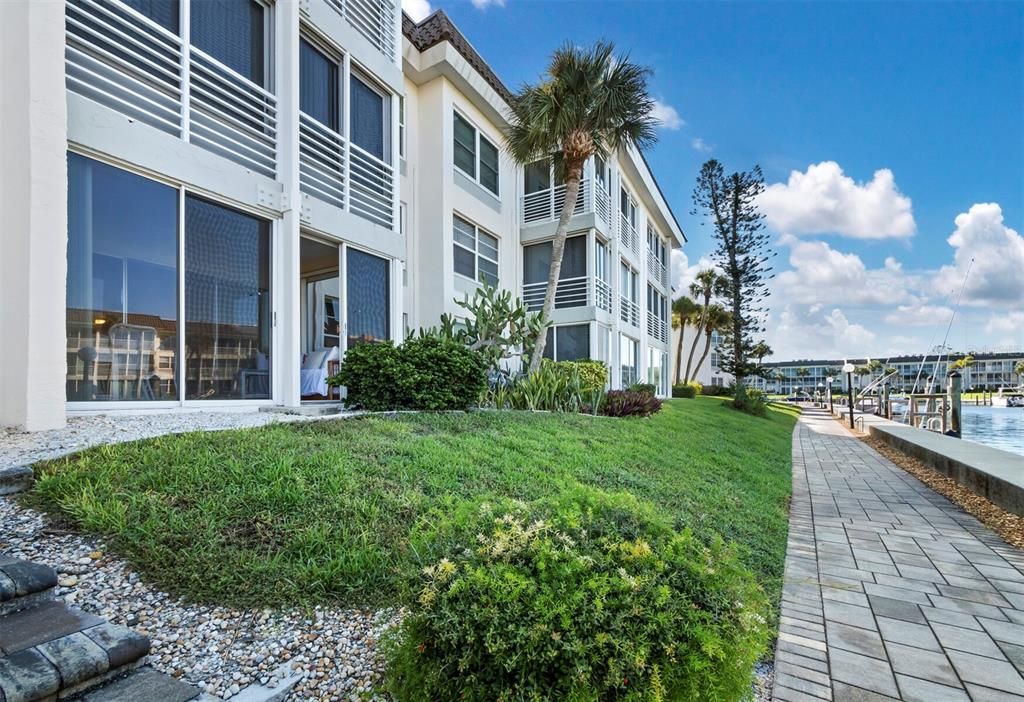 Active With Contract: $365,000 (1 beds, 1 baths, 837 Square Feet)