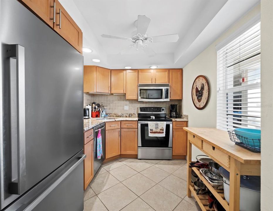 Active With Contract: $365,000 (1 beds, 1 baths, 837 Square Feet)