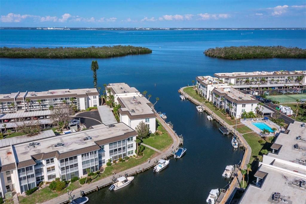 Active With Contract: $365,000 (1 beds, 1 baths, 837 Square Feet)