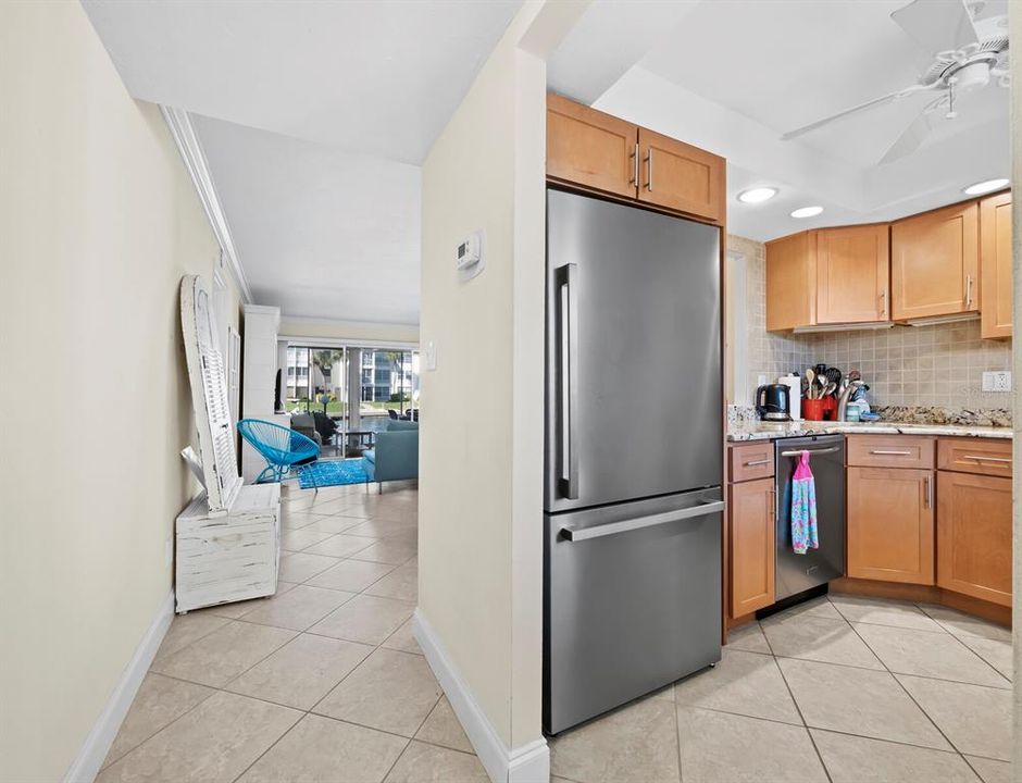 Active With Contract: $365,000 (1 beds, 1 baths, 837 Square Feet)