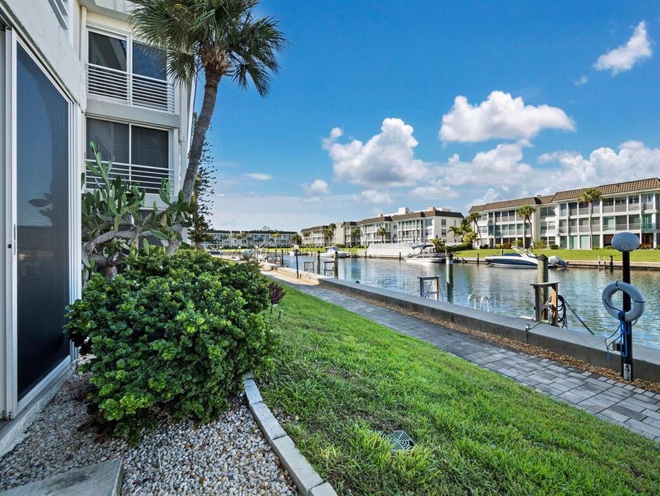 Active With Contract: $365,000 (1 beds, 1 baths, 837 Square Feet)