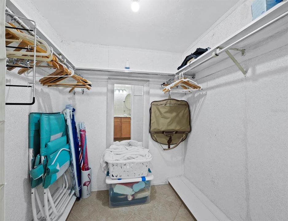 Active With Contract: $365,000 (1 beds, 1 baths, 837 Square Feet)