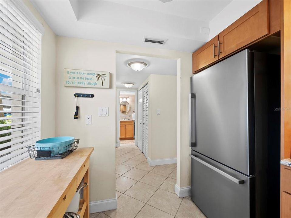 Active With Contract: $365,000 (1 beds, 1 baths, 837 Square Feet)