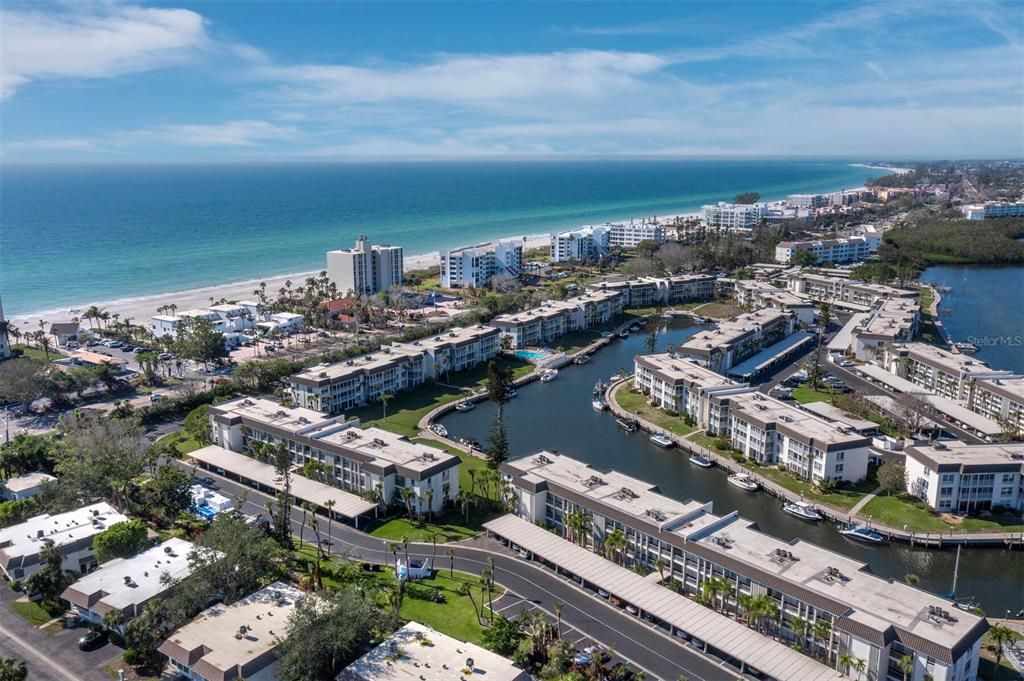 Active With Contract: $365,000 (1 beds, 1 baths, 837 Square Feet)